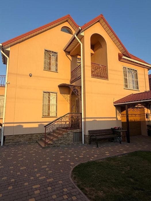 Продам дуже гарний і своєчасний будинок для сімʼі в передмісті Херсона