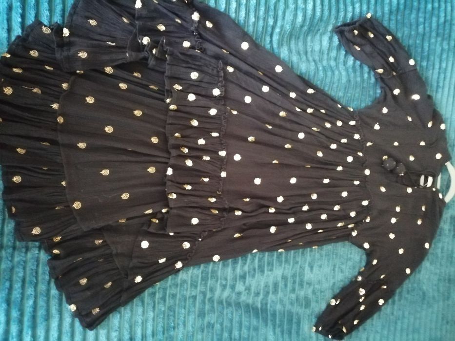 Vestido preto com detalhes dourados