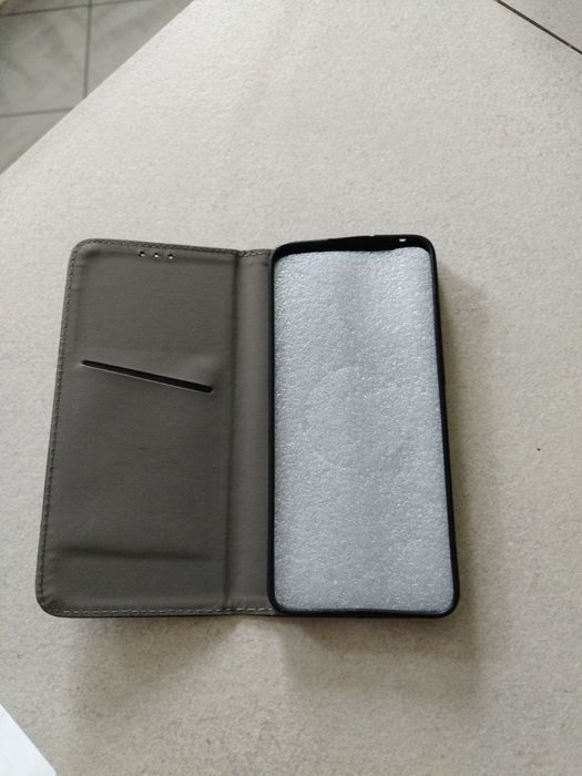 Etui magnetyczne na telefon