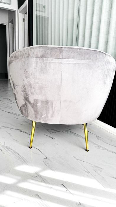 Poltrona em Veludo com pés Metálicos Dourados