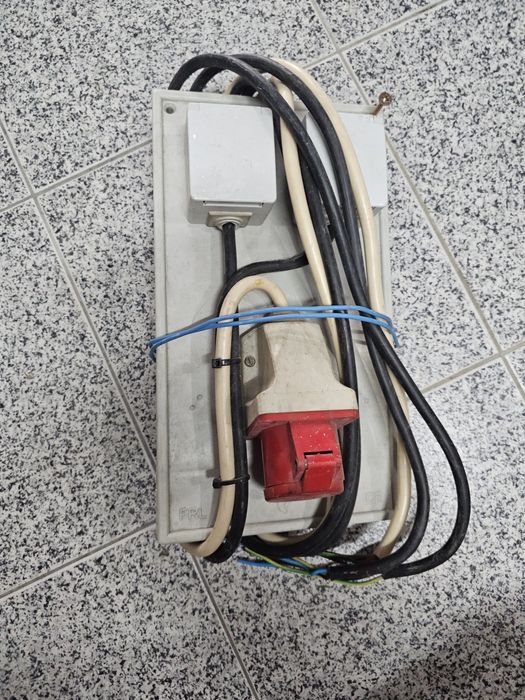 Tomada elétrica de obra