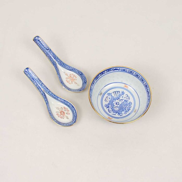 Conjunto de taça de arroz e duas colheres orientais