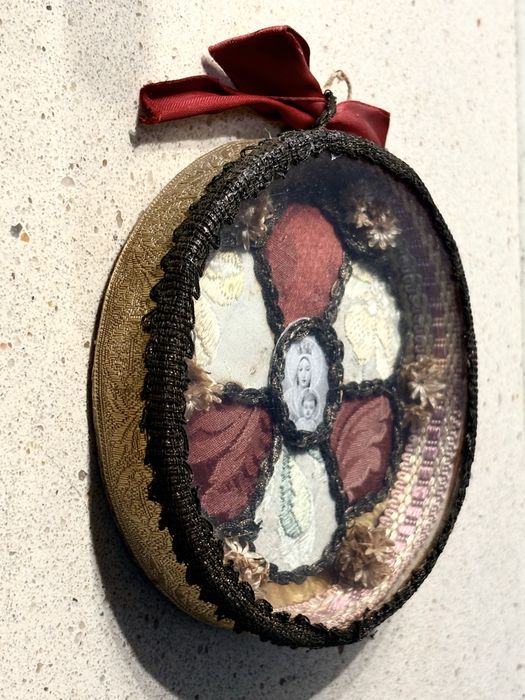 Lndo antigo registo com a imagem da Nossa Senhora com o Menino