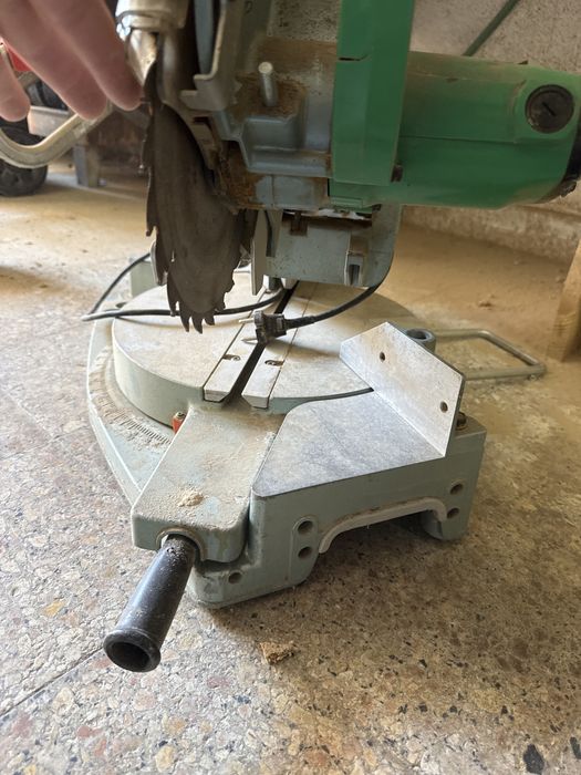 Meia-Esquadria Hitachi – Profissional, a Trabalhar Perfeitamente