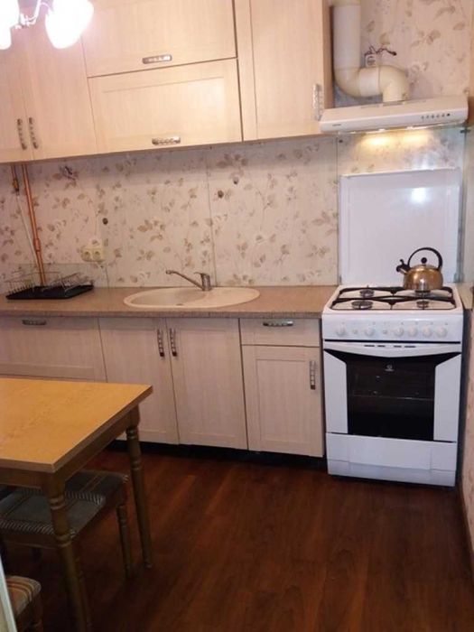 Здам 2-к. на Дмитра Дорошенка. Метро Печерська – 9 хвилин пішки