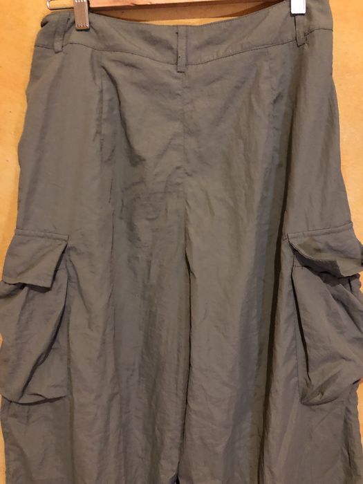 Calças largas com bolsos esverdeadas