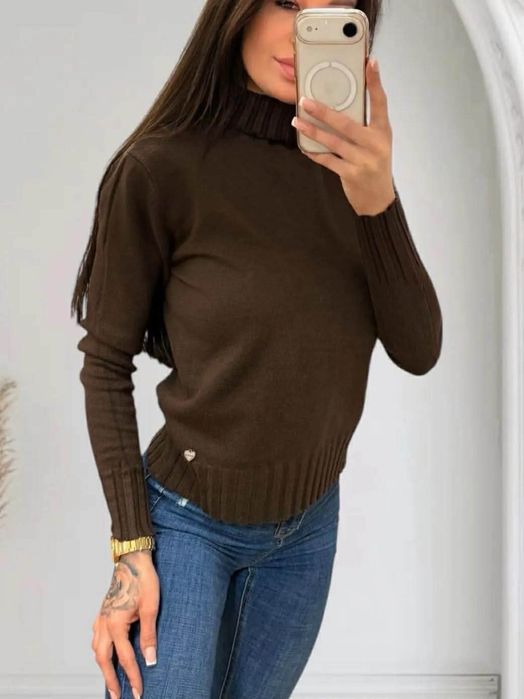 Brązowy sweter damski z golfem