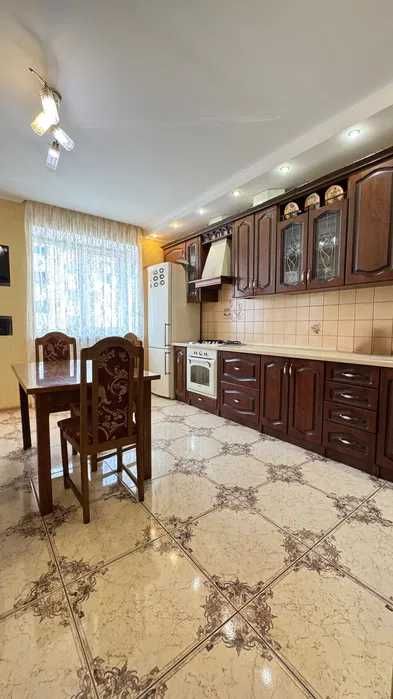 Продаж 3-к квартири  з ремонтом та видом на парк