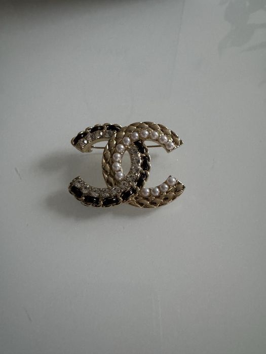 Piekna ponadczasowa broszka Chanel
