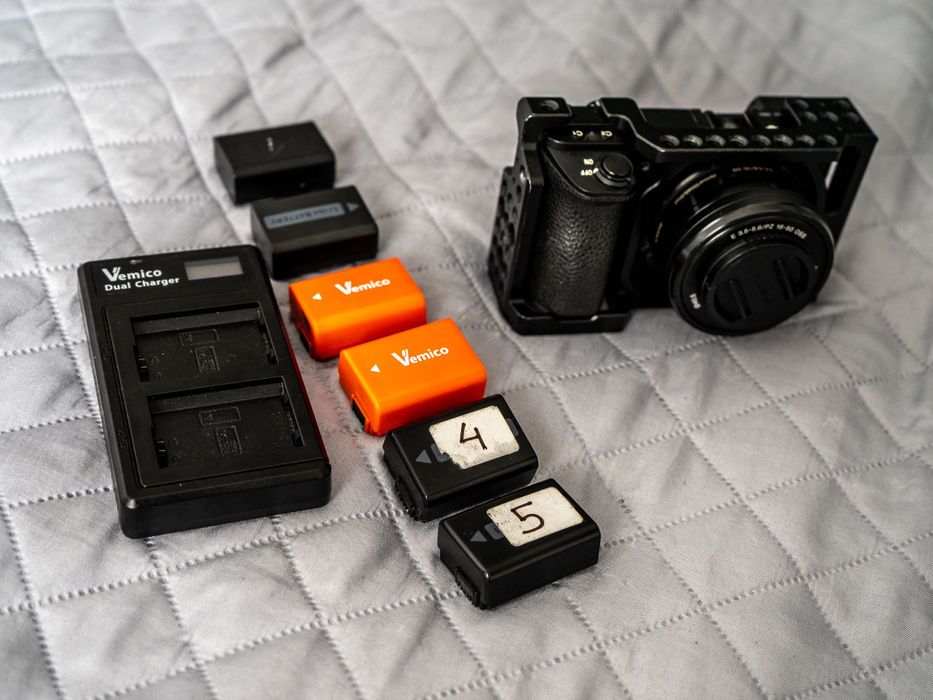 Sony A6500 + CageRig + Objetiva 16-50mm + 5 Baterias | Kit Completo