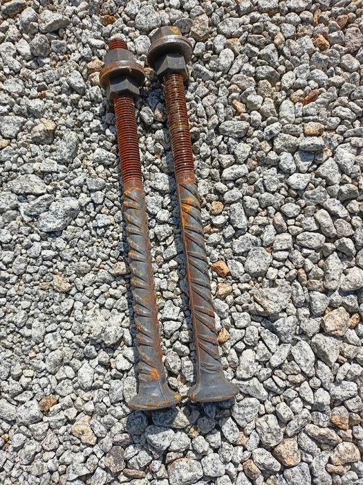 Szpilki metalowe.