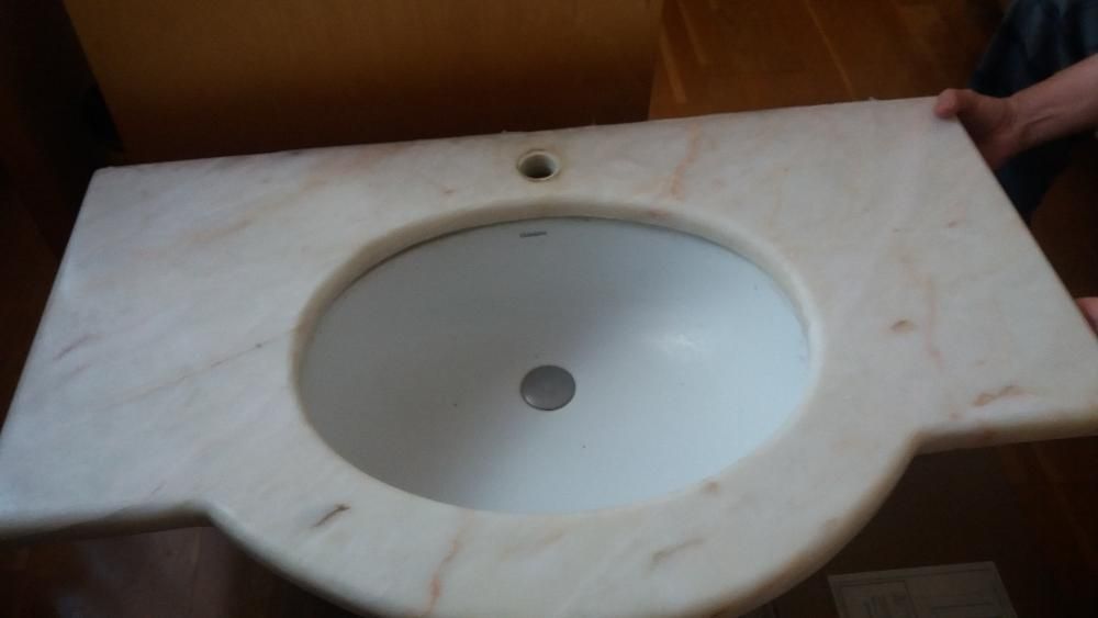 Vende-se Bancada em Mármore com Bacia Valadares p/ Casa de Banho