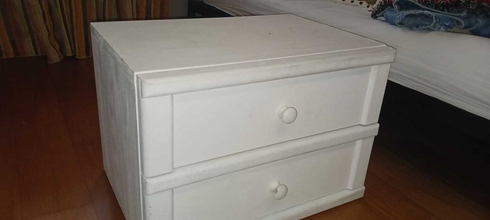 Mesa de cabeceira branca pintada a mão.