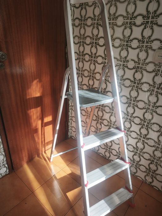 Escada Dobrável em Alumínio Super Resistente até 150Kg, Antiderrapante, 4 Degraus