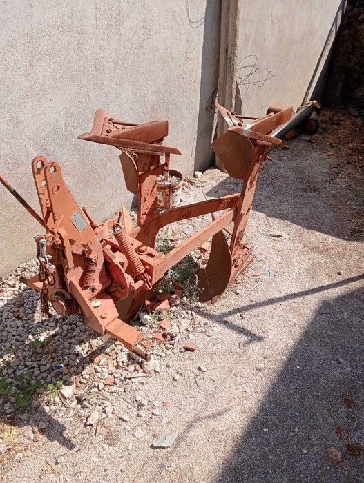 Vendo charrua e máquina de bater vinho