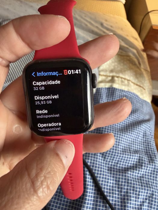 Apple Watch SE (1.ª geração), na versão de 40 mm com GPS + Cellular
