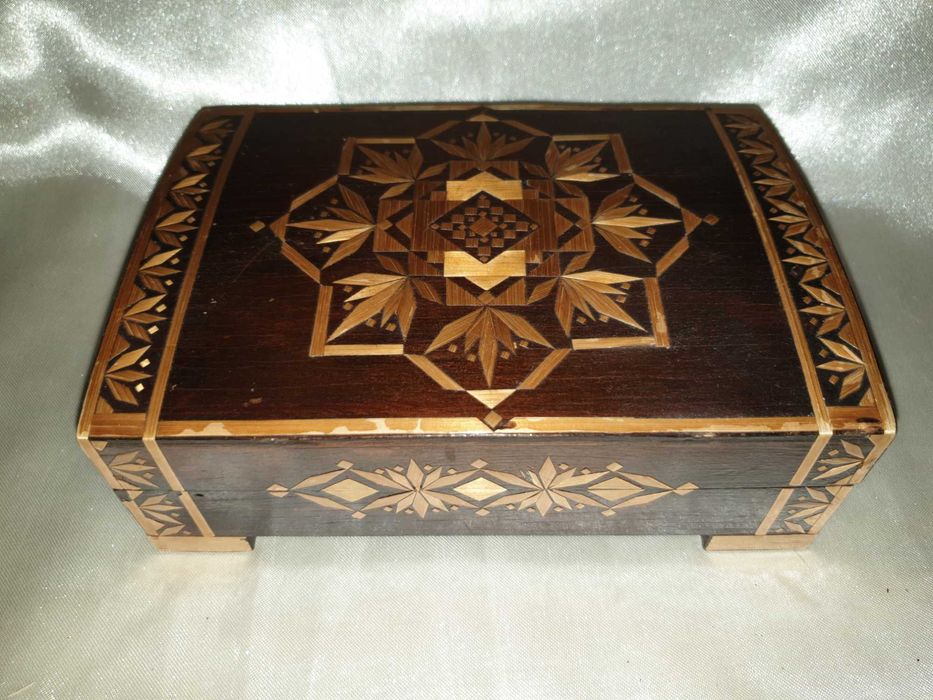 Belíssima caixa em madeira com acabamentos artísticos •interior veludo