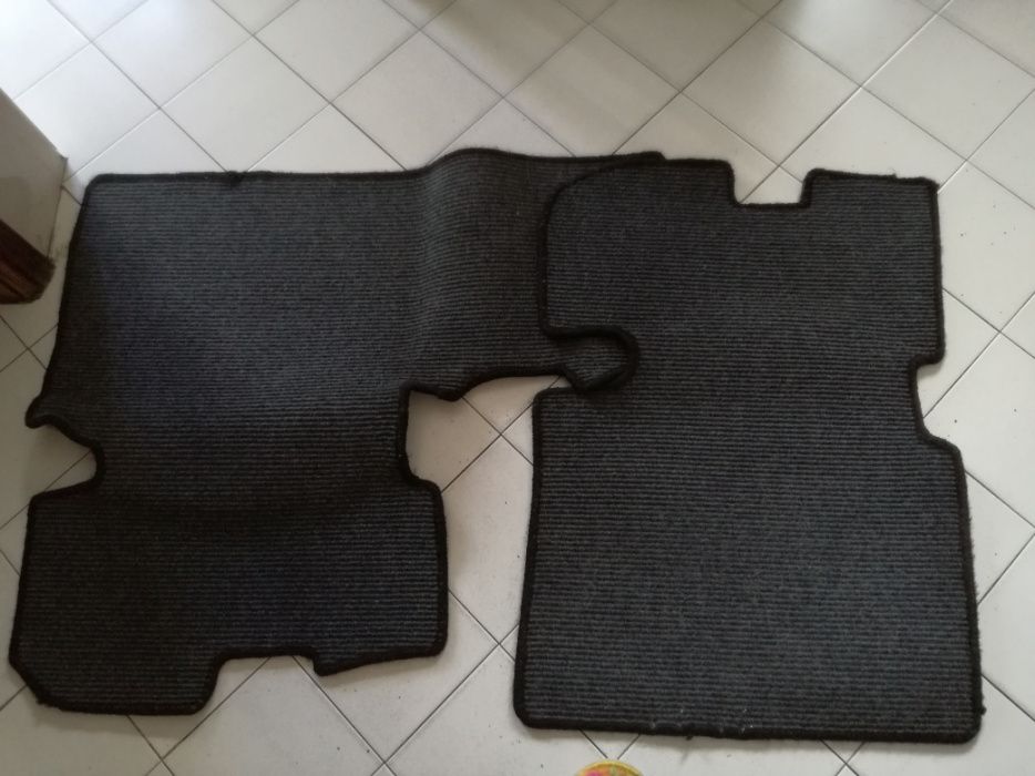 Tapetes usados para um carro Toyota prius