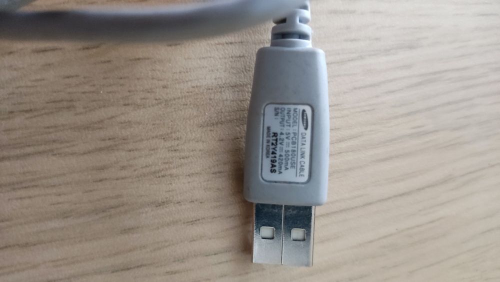 Cabos USB de dados Samsung/ Motorola/ Sharp - 3 euros cada