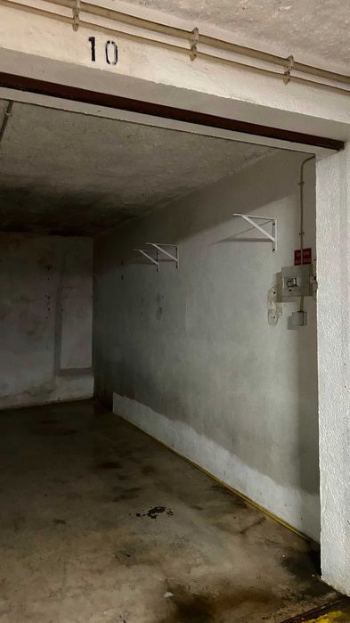 Garagem Fechada _ Praça da Galiza