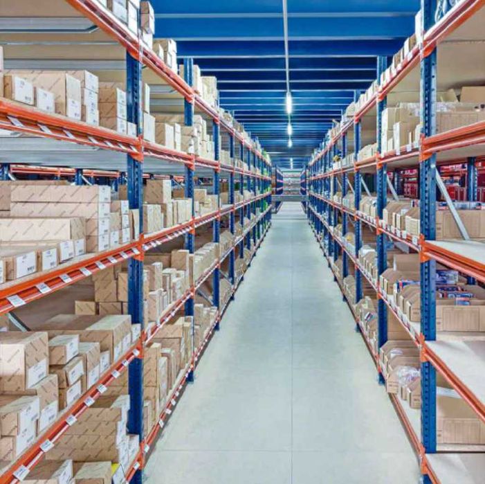 Antresola instalacja regałów półkowych 10x20 m z taśmociągiem *video*