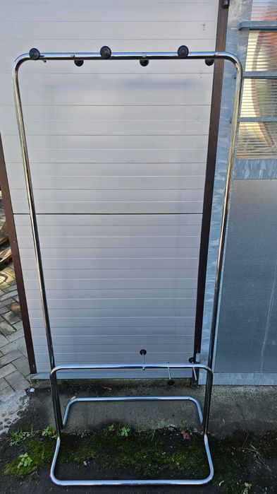 Minimalistyczny wieszak na ubrania w stylu Bauhaus - vintage. Bardzo porządna i wytrzymała konstrukcja, skręcany.