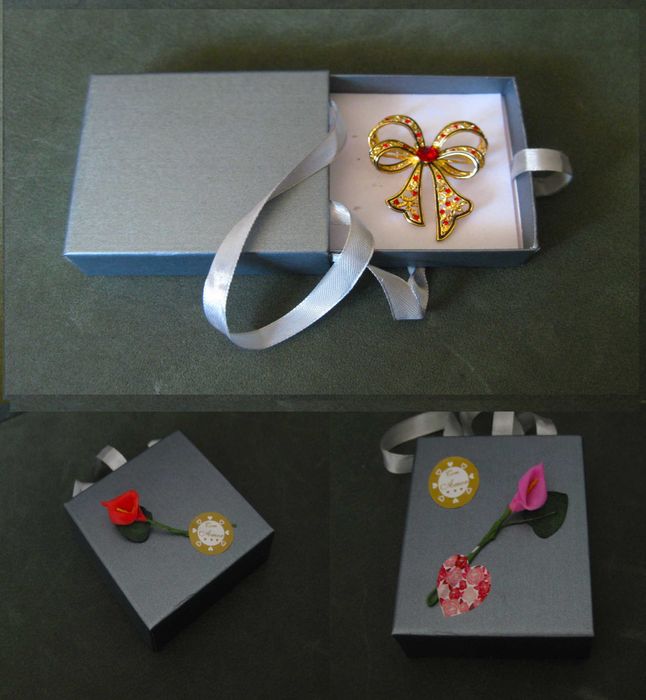 Alfinete / Broche / Pregadeira Laço Dourado c/ Brilho Azul NOVO