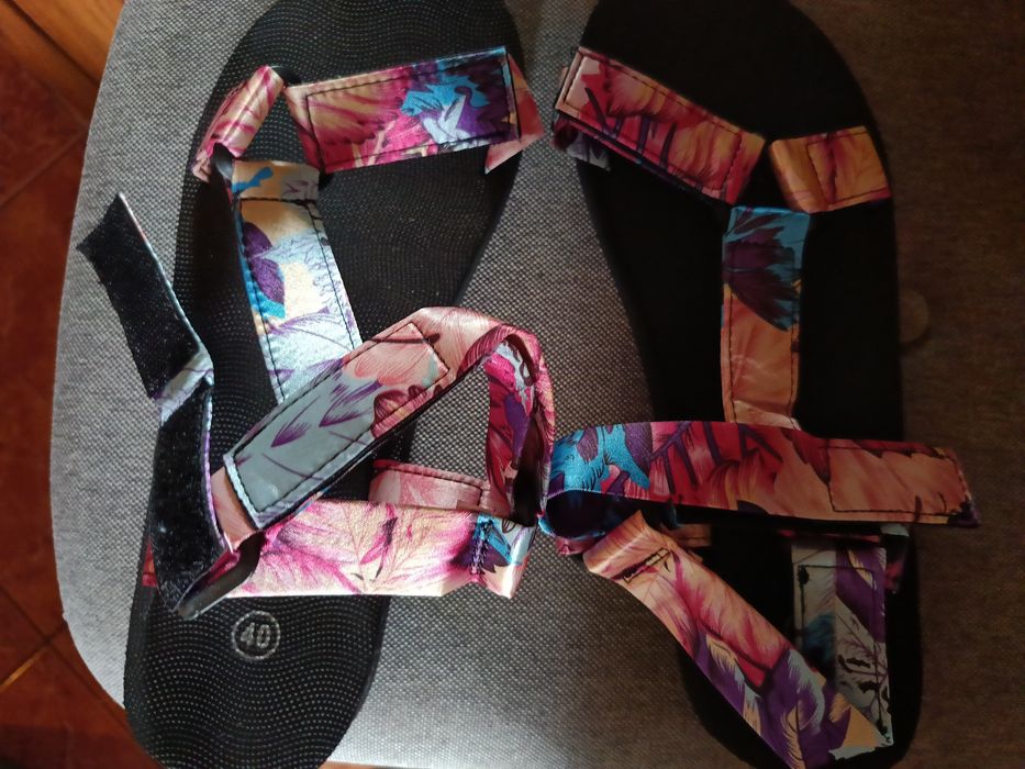 Nowe kolorowe sandały na grubej podeszwie