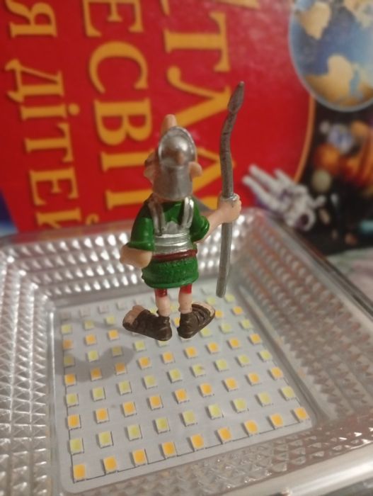 Кіндер фігурки Астерікса та Обелікса, випущені за ліцензією  2013