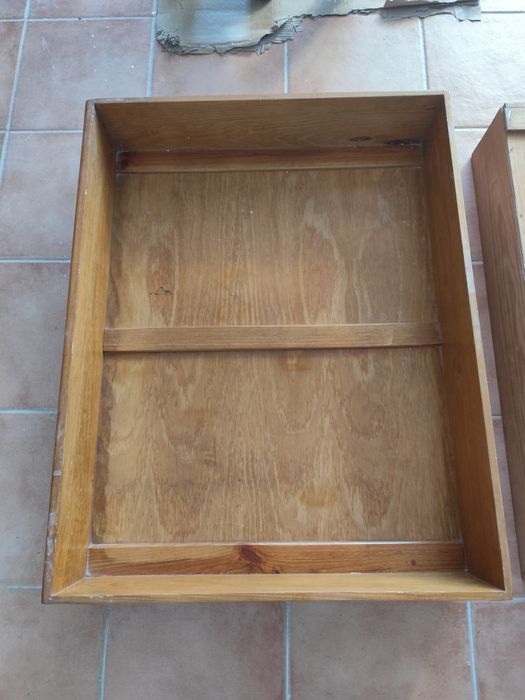 2 gavetoes em madeira maciça