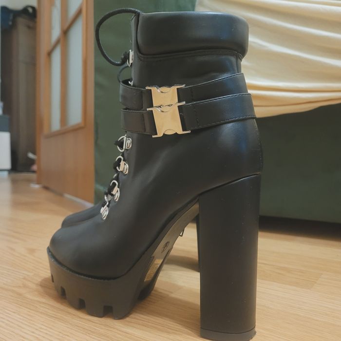 Ботинки на высоком каблуке