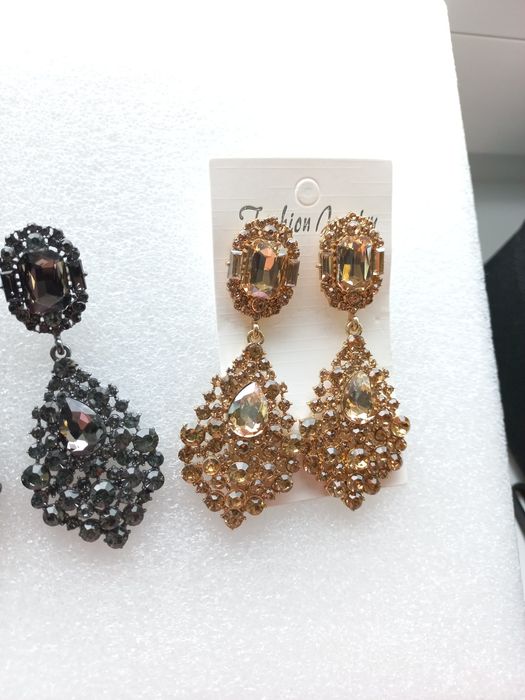 Kolczyki długie ślicznie się mienia