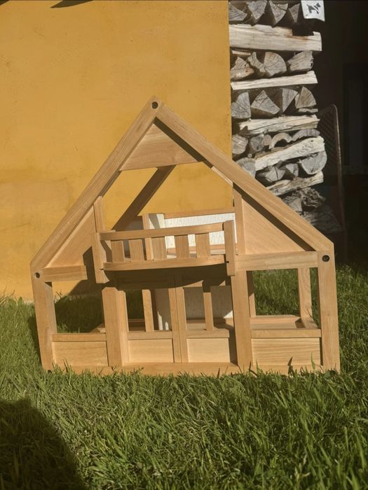 Casa de bonecas em madeira