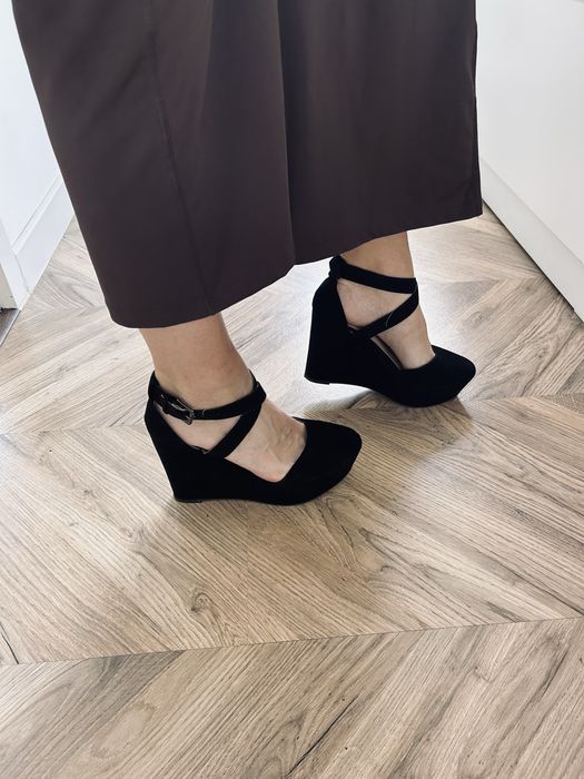 Czarne buty na koturnie