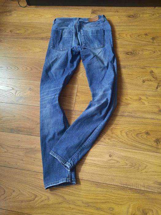 Spodnie jeansy W29 L32. Modne przetarcia.