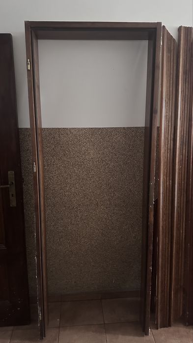 Dzwi z futryną drewniane barszo ładne