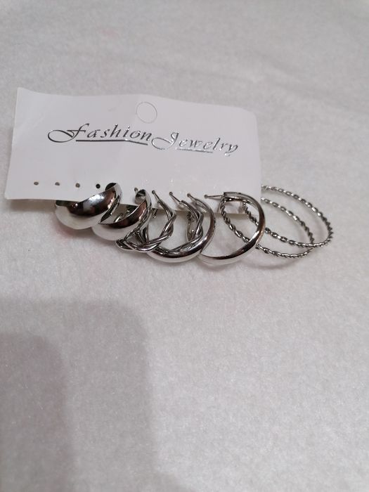 Brincos em metal dourados e prateados