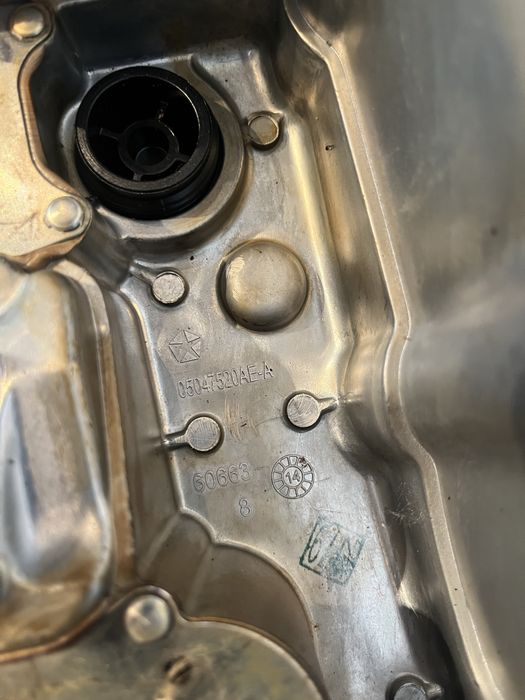 Крышка клапанная Клапанна кришка Кришка клапанів (ДВС) 05047520AE Jeep Cherokee Chrysler