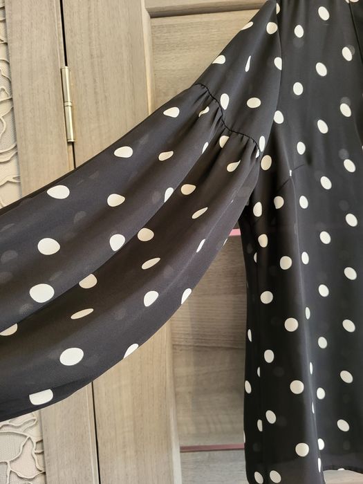 Чудова блуза,легка тканина у горошок. Ідеальний стан,б/у.Ціна-350 гр.