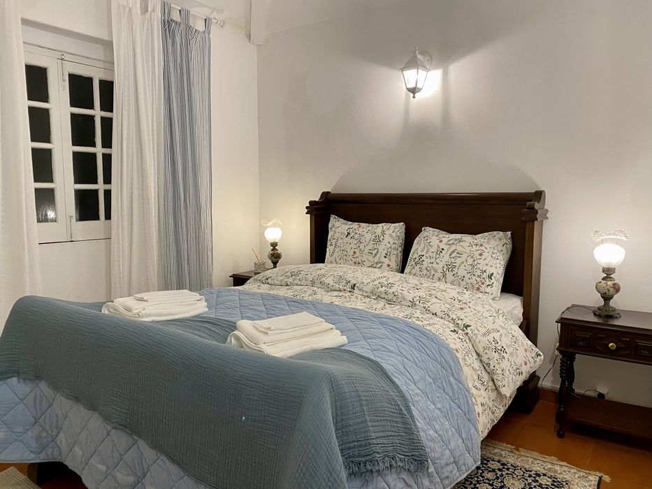 Cama de madeira robusta vitoriana