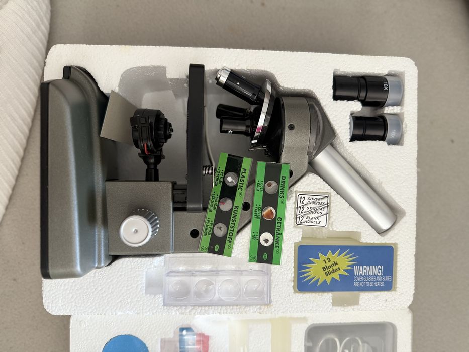 Microscopio otico na embalagem