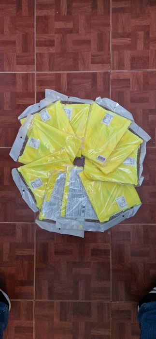 Vendo os coletes a partir de 10 unidades a 1 euro cada.