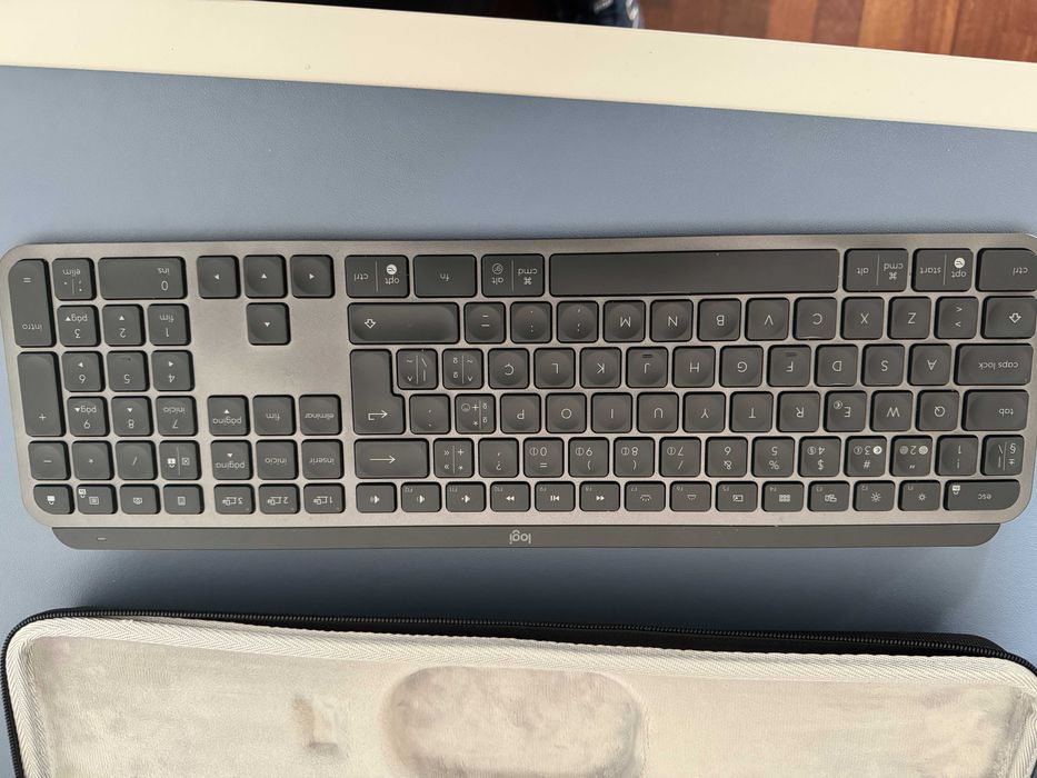 Teclado Logitech MX Keys Layout PT com Capa