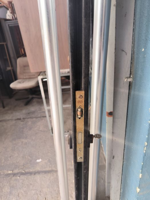 В продаже стеклянная дверь