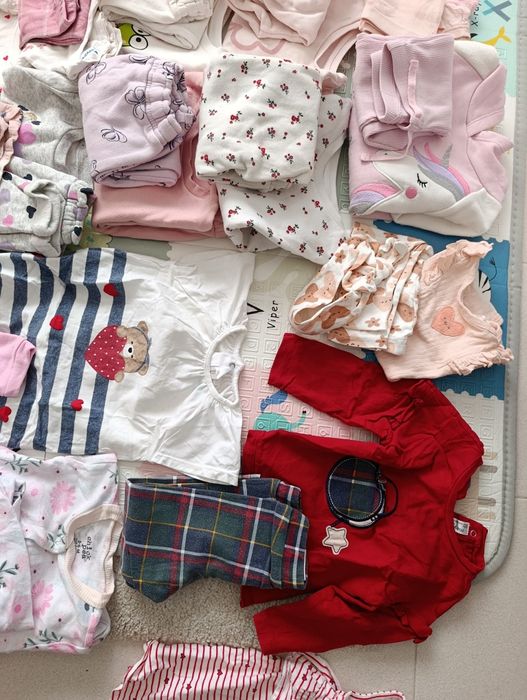 Pack com perto de 100 peças de roupa de menina bebé