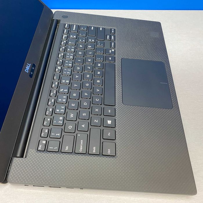 Dell Precision 5540 - 15.6" FHD (i9-9880H/32GB/1TB/Quadro T2000)