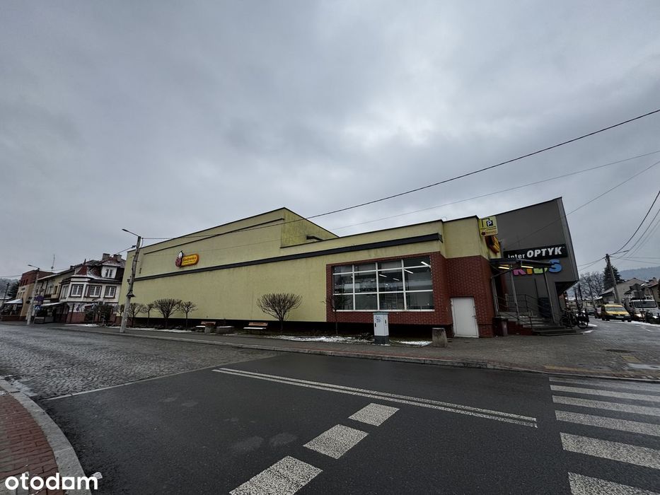 Obiekt handlowo usługowy w centrum Makowa Podhalańskiego.