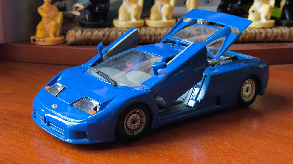 Машинка Bugatti EB110 1/24 Bburago