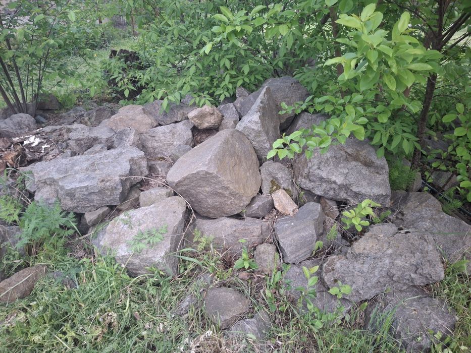 Продам каміння  2 купи великі