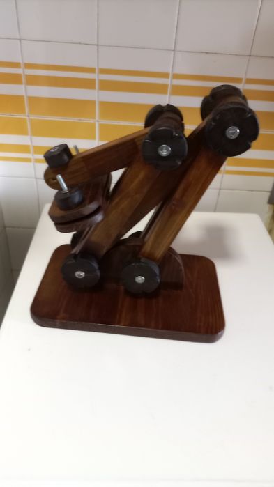 Base articulada de chão ou mesa para aro de bordar